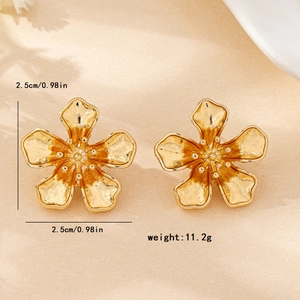 Boucles d'oreilles fleurs dorées élégantes avec texture martelée de 2,5 cm