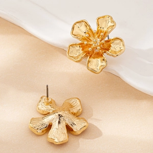 Élégantes boucles d'oreilles fleur dorées avec texture mate et style vintage