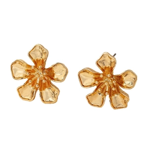 Boucles d'oreilles fleurs dorées avec texture martelée vintage sur un fond blanc pur