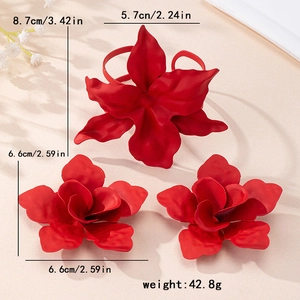 Orecchini a fiore rosso oversize con finitura laccata plissettata per feste ed eventi