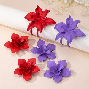 Orecchini a fiore geometrici oversize in lacca opaca rossa e viola per moda di strada