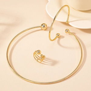 Minimalistisches goldenes Schmuckset mit offenem Halsreif, Armband und gestapeltem Ring