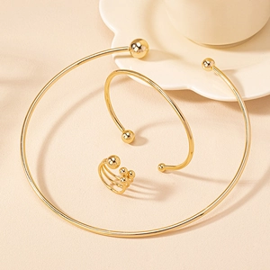 Minimalistisches Schmuckset aus Gold mit Halskette, offenem Armreif und Wickelring