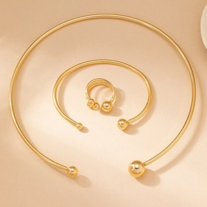 Dreiteiliges goldenes Schmuckset mit Kugelenden an Halskette, Armband und Fingerring