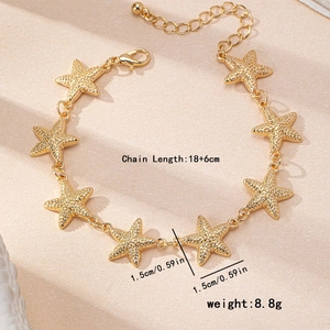 Bracciale a stella marina dorato con pendenti geometrici testurizzati e chiusura a moschettone