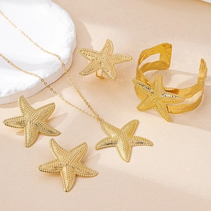 Vue détaillée d'une parure de bijoux étoile de mer dorée avec texture micro-billée chic