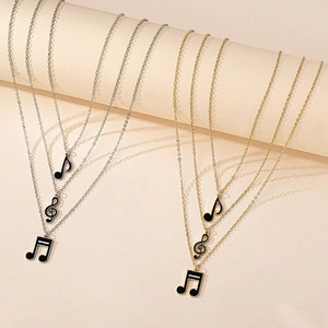 Ensemble de colliers à trois rangs avec pendentifs notes de musique or et argent