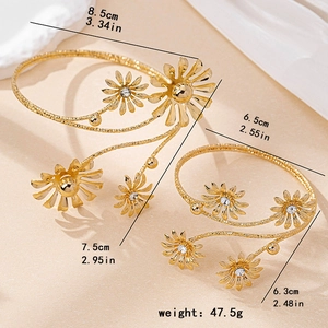 Two-piece gold daisy arm cuffs with rhinestones in 8.5cm and 6.5cm sizes