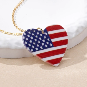 Collier avec pendentif cœur doré orné du drapeau américain sur fond texturé élégant