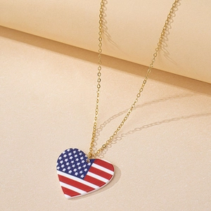 Collier minimaliste avec pendentif cœur drapeau américain et chaîne dorée élégante