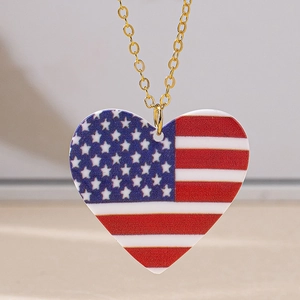 Détail macro du collier avec pendentif en forme de cœur au motif du drapeau américain stylisé