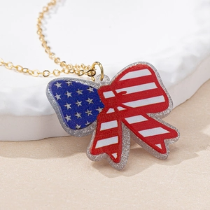 Collier nœud avec motif drapeau américain et étoiles sur une chaîne dorée