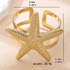 Bracciale rigido aperto con stella marina dorata e finitura testurizzata per donna