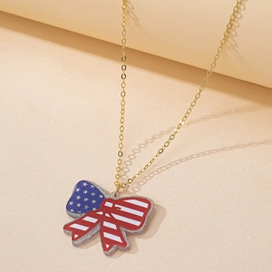Détail du pendentif nœud cœur avec drapeau américain sur une fine chaîne dorée