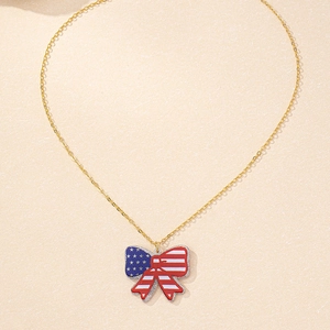 Collier doré avec pendentif noeud drapeau américain orné d'étoiles et de rayures