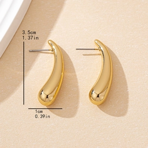 Elegante goldene gebogene hohle Tropfenohrringe im minimalistischen Stil mit Hochglanz