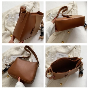 Vue détaillée du sac en cuir marron avec coutures blanches et structure interne spacieuse