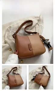 Détails du sac de selle bicolore marron avec étiquette mode et pendentif lapin