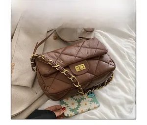 Détail d'un sac bandoulière matelassé marron comparé à une coque de téléphone fleurie