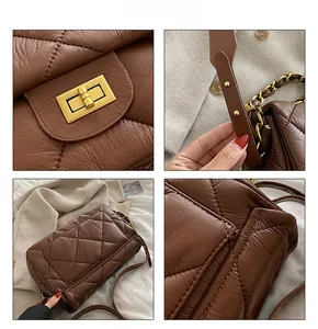 Détails d'un sac en cuir matelassé marron avec fermoir doré et bandoulière en chaîne