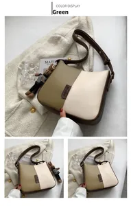 Vue détaillée d'un sac selle bicolore vert et crème avec un charme lapin mignon