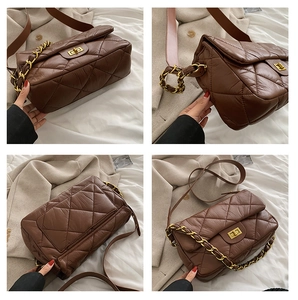 Détails du sac matelassé marron avec fermoir doré et bandoulière en chaîne