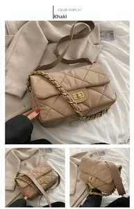 Détail du sac matelassé kaki avec serrure dorée et bandoulière en cuir et chaîne métal