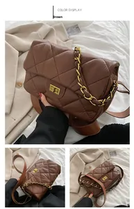 Détail du sac matelassé en cuir PU marron avec fermoir tournant doré et chaîne
