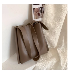 Detail of adjustable wide shoulder strap on dark khaki large capacity tote bag