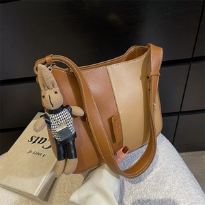 Sac bandoulière bicolore marron et kaki avec un joli pendentif lapin en tricot