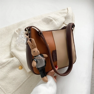 Sac bandoulière en cuir tricolore avec breloque lapin et large bandoulière