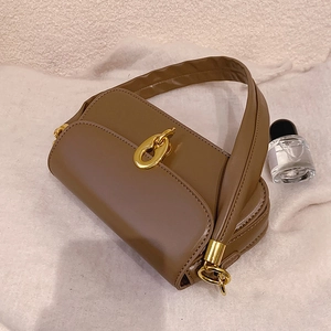 Retro kaffeebraune Kunstleder Umhängetasche mit goldener ovaler Schnalle im minimalistischen Stil