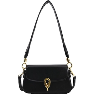 Minimalistische schwarze Baguette-Tasche aus Lackleder mit goldener Hufeisenschnalle