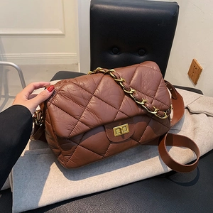 Sac bandoulière matelassé marron avec fermoir doré et bandoulière en cuir