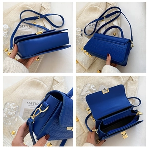 Dettaglio borsa blu reale effetto coccodrillo con chiusura dorata e scomparti