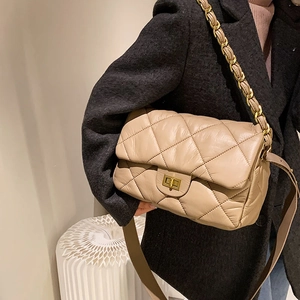 Sac à bandoulière matelassé chic avec grands carreaux et fermoir tournant doré
