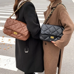 Sac à bandoulière matelassé chic en cuir noir et marron avec chaîne dorée classique