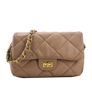 Sac bandoulière matelassé rose nude avec bandoulière chaîne dorée et fermoir rotatif