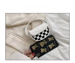Mini sacoche à damier comparaison de taille avec smartphone sur fond crème
