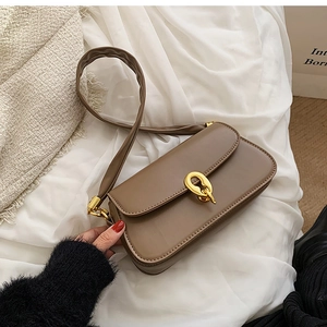 Schicke braune Leder-Umhängetasche mit goldenem Verschluss und gerafftem Schultergurt