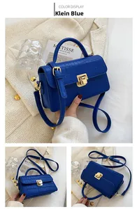 Dettaglio borsa blu Klein con goffratura a coccodrillo e chiusura in metallo dorato