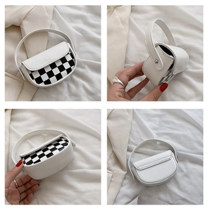 Vue détaillée du mini sac selle à damier montrant la texture du cuir et le design compact