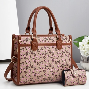Grand sac cabas à imprimé cerise avec pochette assortie et détails dorés élégants
