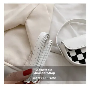Vue détaillée du sac selle à damier noir et blanc avec bandoulière en PU réglable
