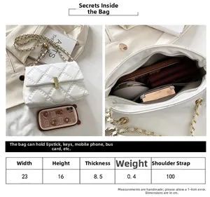 Vista dettagliata della borsa trapuntata bianca con catena, dimensioni 23x16x8,5 cm e spazio