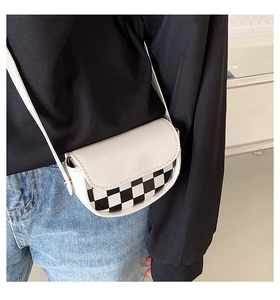 Détail du mini sac selle à damier montrant les finitions en cuir PU noir et blanc