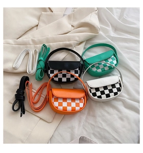 Détails des sacs selle à carreaux en noir, vert, orange et blanc avec bandoulière amovible
