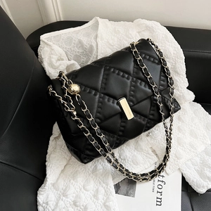 Borsa a tracolla classica in pelle nera trapuntata con catena dorata e fibbia in metallo