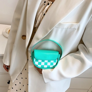Mini sac selle vert menthe avec motif damier, poignée en cuir et fermeture à rabat
