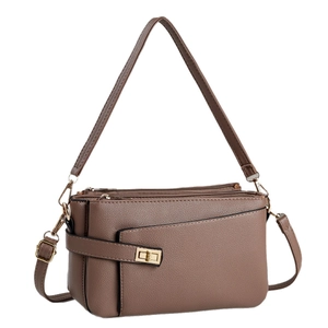 Sac bandoulière en cuir marron avec trois compartiments zippés et fermoir doré chic